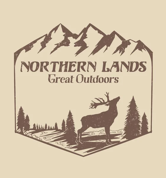 Dağlık orman manzarası ve eski büyük geyik silueti olan bir tişört izi. Vektör illüstrasyonu, Macera Tipografisi, Kuzey Toprakları teması