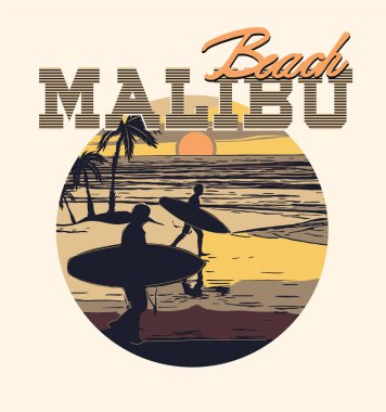 Malibu plajı. Sörfçüler gün batımında sörf yapmaya gidiyorlar..