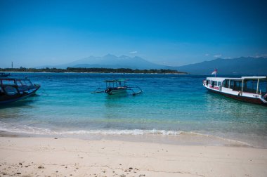 Gili Meno, Endonezya, Temmuz 2022. Tropikal sahilde turkuaz suyu olan Endonezya gemileri..
