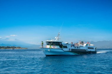Gili Meno, Endonezya, Temmuz 2022. Turistler tekneyle tropikal adaya geliyorlar..