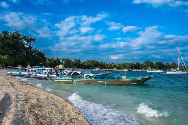Gili Meno, Endonezya, Temmuz 2022. Tropikal sahilde turkuaz suyu olan Endonezya gemileri..