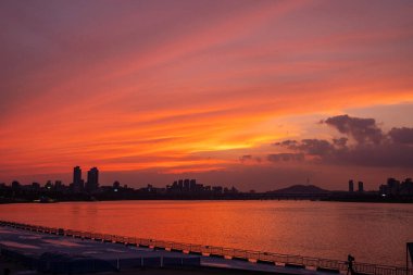 Denizin üzerinde güzel bir gün batımı.