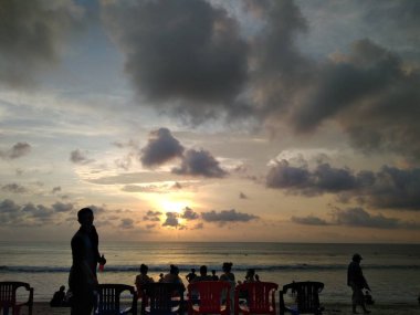 Kuta sahilinde gün batımı manzarası, Bali, Endonezya