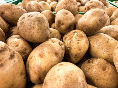 Pazarda taze organik patates. Patates dokusunu yakından çek.