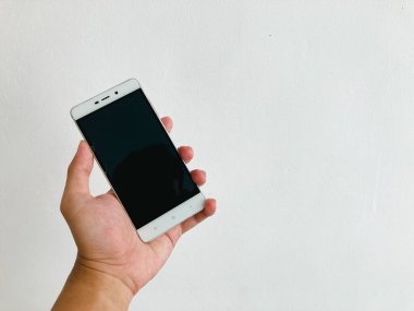 Akıllı telefon beyaz arkaplan tutan adam.