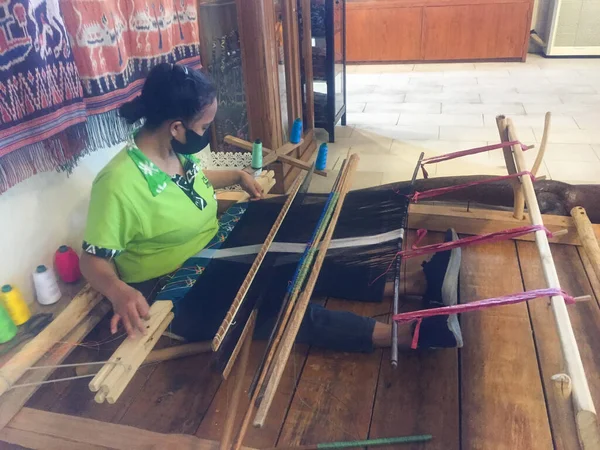 Bajo Indonesia July 12Th 2022 Tenun Ikat Traditional Weaving Process — Stock Photo, Image