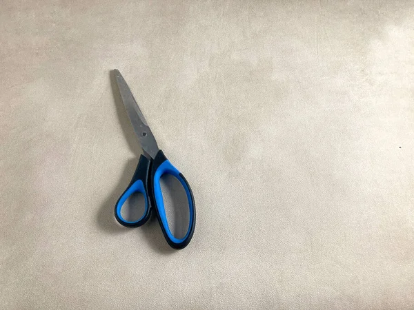 Blue Black Scissors Isolated Grey Background Copy Space — Foto Stock
