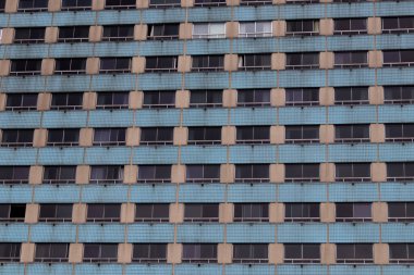 Vigo, İspanya - 24 Nisan 2020 Vigo 'da Atlantik Okyanusu' na bakan eski bir yerleşimci sosyalist binanın düzeni
