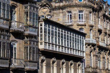 Vigo, İspanya - 24 Nisan 2020 İspanya 'nın Vigo şehrinde tipik bir galaksi tarzı bina