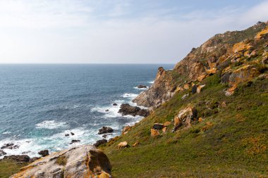 Vigo, İspanya - 24 Nisan 2020: Açık Atlantik Okyanusu üzerindeki uçurumlar Galiçya 'daki Cies Adaları takımadaları