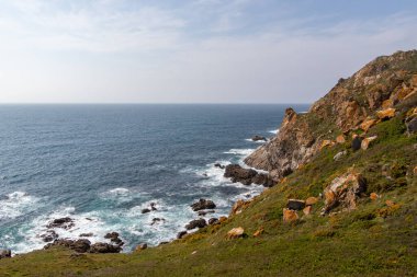 Vigo, İspanya - 24 Nisan 2020: Açık Atlantik Okyanusu üzerindeki uçurumlar Galiçya 'daki Cies Adaları takımadaları