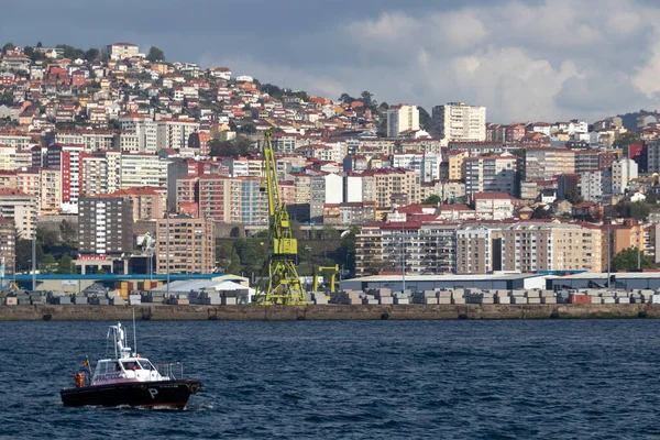 Vigo, İspanya - 24 Nisan 2020 Vigo şehri ve limanı Atlantik Okyanusu 'ndaki bir feribottan görüldü.