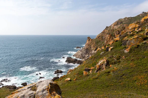 Vigo, İspanya - 24 Nisan 2020: Açık Atlantik Okyanusu üzerindeki uçurumlar Galiçya 'daki Cies Adaları takımadaları