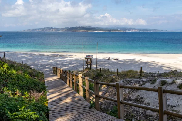 Vigo, İspanya - 24 Nisan 2020: Galiçya 'daki Cies Adaları takımadasındaki güzel doğal plaj