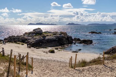 Vigo, İspanya - 23 Nisan 2020: Galiçya 'da Vigo yakınlarındaki Atlantik okyanusuna bakan güzel kumlu Samil plajı