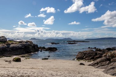 Vigo, İspanya - 23 Nisan 2020: Galiçya 'da Vigo yakınlarındaki Atlantik okyanusuna bakan güzel kumlu Samil plajı