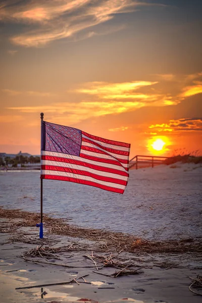 棕榈岛上的一面美国国旗在风中飘扬 — 图库照片