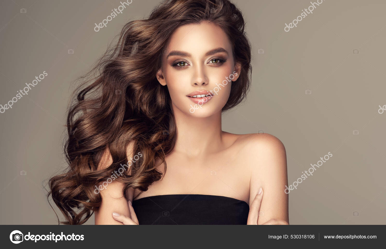 Cabelo. linda garota com cabelo longo ondulado e brilhante. mulher morena  com penteado encaracolado lindo. cuidado capilar. cabelo comprido saudável.  mulher modelo de beleza. cabelo castanho.