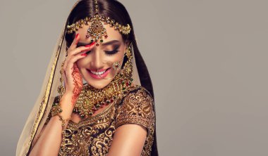 Güzel Hintli kız portresi. Altın Mehmet Takı seti ile genç hindu kadın modeli. Geleneksel Hint kostüm lehenga choli .