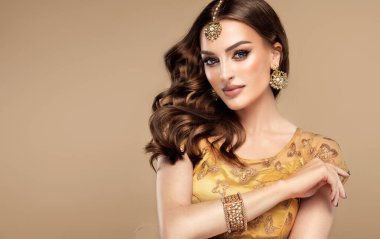 Güzel Hintli bir kızın portresi. Kundan mücevher seti olan genç Hintli kadın model. Geleneksel Hint kostümü lehenga choli veya sari