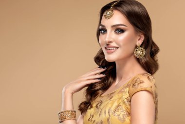 Güzel Hintli bir kızın portresi. Kundan mücevher seti olan genç Hintli kadın model. Geleneksel Hint kostümü lehenga choli veya sari