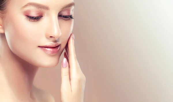 Bella Giovane Donna Con Pelle Fresca Pulita Trattamento Viso Cosmetologia — Foto Stock