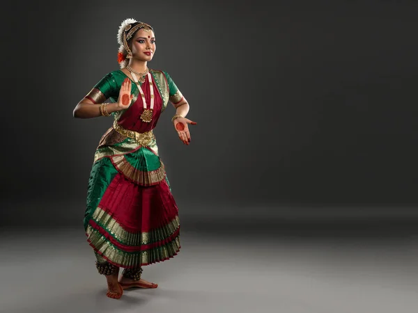 Piękne Indie Dziewczyna Tancerka Indyjskiego Tańca Klasycznego Bharatanatyam Dance Sztuki — Zdjęcie stockowe