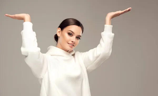 Invierno Caliente Moda Hermosa Mujer Joven Suéter Punto Blanco Con Fotos de stock libres de derechos