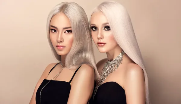 Дві Красиві Жінки Білих Сукнях Забарвленням Волосся Ультра Блондинку Стильна — стокове фото