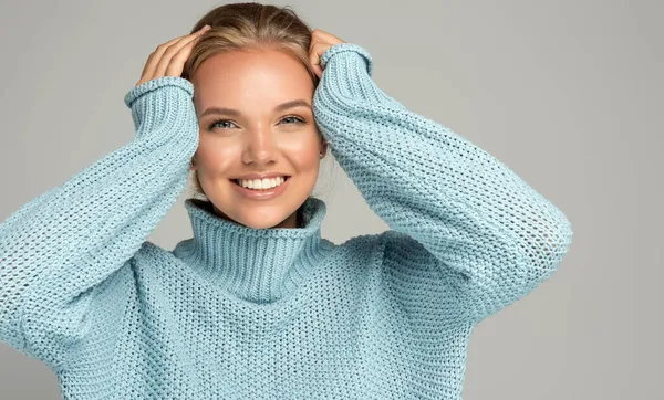 Schöne Frau Blauen Pullover Nettes Lächelndes Mädchen Warme Kleidung Ausdrucksstarke — Stockfoto