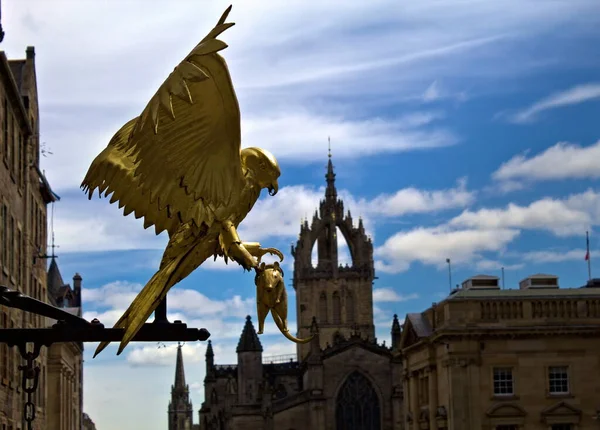  Edinburgh Kartal Pub tabelası