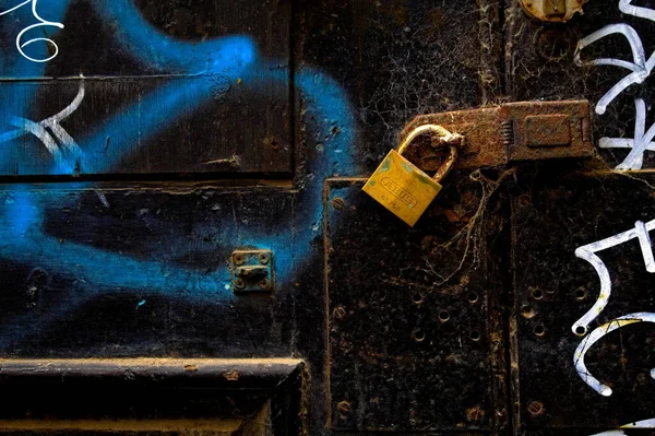 Siyah Kapıdaki Soyut Kilit Graffiti ile