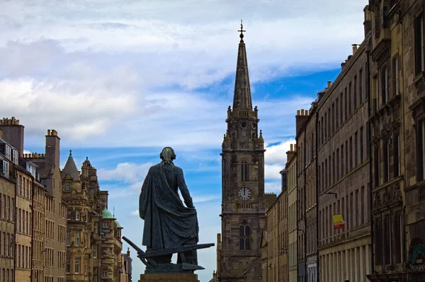 Edinburgh Heykeli ve Saati