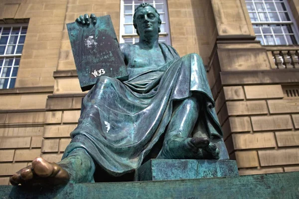 Edinburgh pirinç heykeli mahkeme binasının önünde.