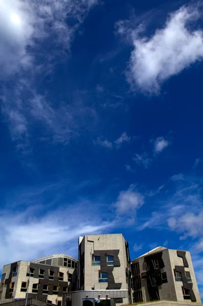 Altında bina olan bir sürü gökyüzü