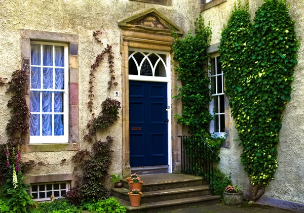 Edinburgh 'da kalp sürünen mavi kapı 