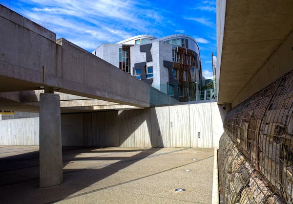 Mavi gökyüzü ile altyapı ve ilginç bina 