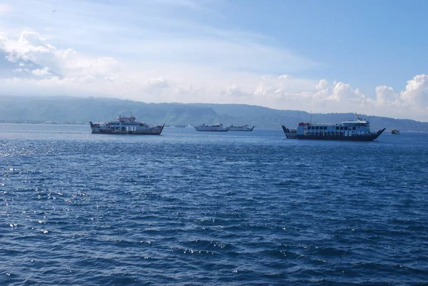 Mavi okyanusun ortasında giden bir nakliye gemisi.