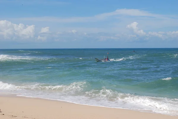 Barco Pesca Navegando Las Olas Del Mar —  Fotos de Stock