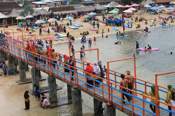 Plajda tatil yapan bir sürü insan var.