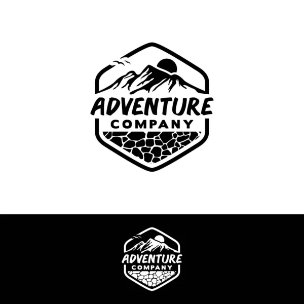 Логотип Горного Авантюриста Логотип Пентагона Дизайном Камней — стоковый вектор