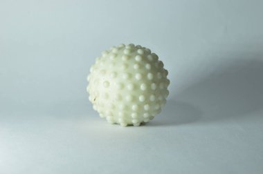 Beyaz arkaplanda izole edilmiş benekli bir topa yaklaş