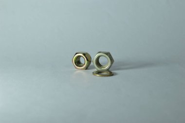 Cıvatalar ve halkalar beyaz üzerine izole