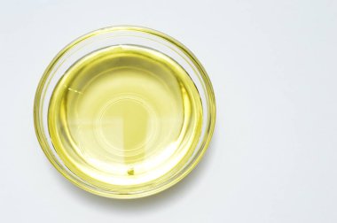 Bir kase yağ beyaza izole edilmiş.