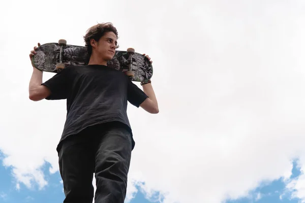 Міський Стиль Молодий Хлопець Позує Скейтбордом Плечах Великою Хмарою Позаду — стокове фото
