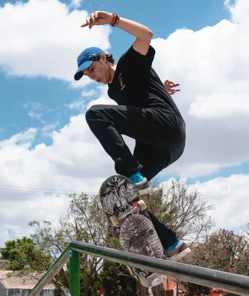 Een Jonge Jongen Een Zwart Shirt Schaatsend Het Park Jongen — Stockfoto