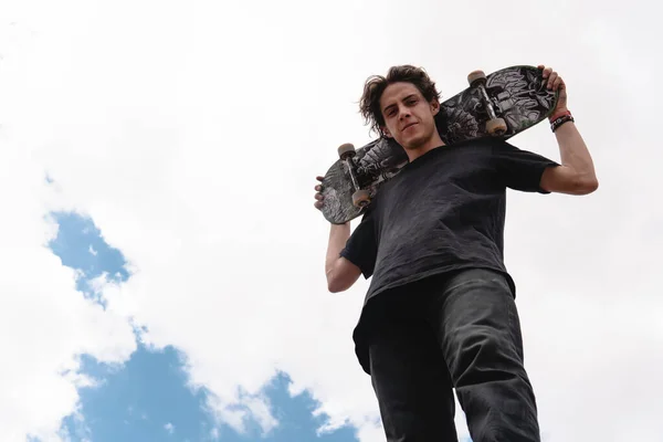 Een Jongen Met Zijn Skateboard Zijn Schouders Gezien Vanuit Een — Stockfoto