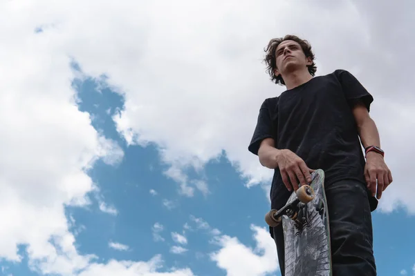 Een Grote Blauwe Lucht Met Witte Wolken Met Interessante Vormen — Stockfoto