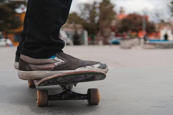 Close Shot Tennis Feet Skateboard Rolling Park Sidewalk Sunny Day — Stok fotoğraf
