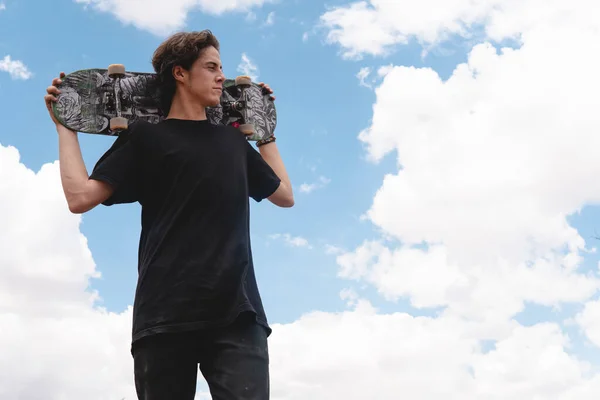 Kaukasische Jongen Met Stedelijke Stijl Klemt Zijn Skateboard Zijn Schouders — Stockfoto